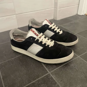 Prada Skor  - Säljer nu ett par otroligt sällsynta och eftertraktade Prada skor. Skick 8/10. Ny pris ca 10 000kr. Storlek 42 men passar större. Bara skor ingår, tveka inte på att skriva vid fler frågor! 