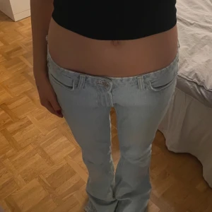 Ljusblå bootcut jeans - Säljer ett par ljusblå bootcut jeans i bra skick. De är lågmidjade och perfekt nu till höst. Priset kan diskuteras och kom privat för flera bilder. Tyget har åkt upp en del vid fötterna men passar fortfarande bra i längden för mig som är 167 hade. Kan skicka bild på det om det skulle önskas!❤️