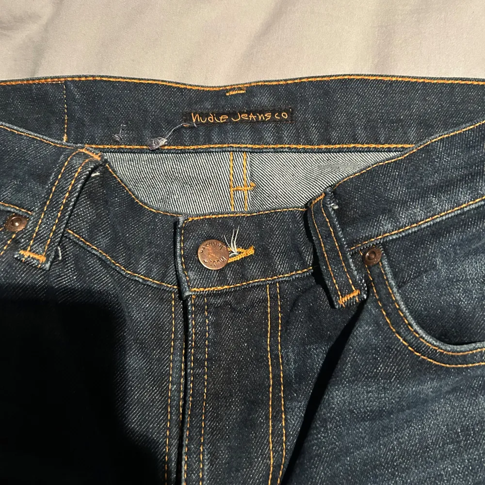 Säljer ett par snygga mörkblå jeans från Nudie Jeans i storlek 32W- L30. De är i väldigt fint skick och lappar och sånt finns kvar,vid frågor eller intresse är det bara skriva!!                                               Kan hämnats i Stocholm(Haninge) eller fraktas men köparen står för frakten!!. Jeans & Byxor.