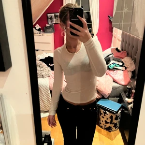 Bege långärmad topp från Monki - Säljer en stilren bege långärmad topp från Monki i storlek xs-s. Den är superskön och perfekt för både vardag och fest. Toppen har en tight passform som framhäver figuren. Perfekt att matcha med jeans eller kjol för en chic look! 💫 använd 1gång