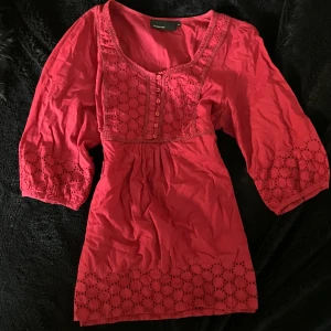 Röd blus från KappAhl - Säljer en röd blus från KappAhl i storlek 42. Blusen har en knytning i ryggen som man reglera. 