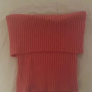 Ribbad rosa tubtopp från Zara - Säljer en superfin ribbad rosa tubtopp från Zara. Perfekt för sommardagar eller en utekväll. Toppen är i ett mjukt och stretchigt material som sitter bekvämt. Passar perfekt till både jeans och kjol!