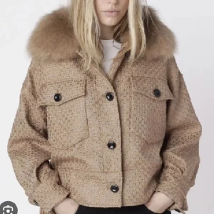 Meotine jacka - Super snygg jacka från meotine, perfekt nu till vintern, knappen på ena armen har lossnat ( därav de billiga priset) men det går att sy på en ny! Den är flitigt använd och lite nopprig men det går att ta bort, Passar S- M. Man kan ha på sig lager på lager under jackan utan att det ser konstigt ut, passar till alla tillfällen 