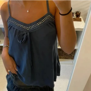 Mörkblå ärmlös topp med detaljer - Väldigt fin topp från Stella McCartney, inte mina bilder 