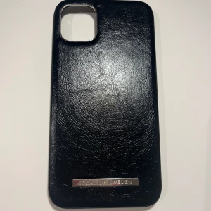 Svart mobilskal från Ideal of Sweden iPhone XR - Snyggt svart mobilskal från Ideal of Sweden i skinn. Hann tyvär knappt användas innan jag skaffade ny telefon. inga lända skavanker