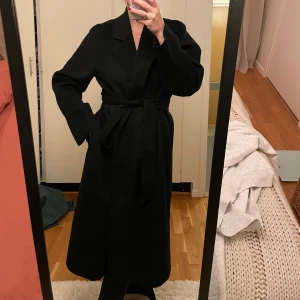 Svart kappa  - Svart lång kappa från mango. Knappt använd. Jag är 1.68 cm lång. 