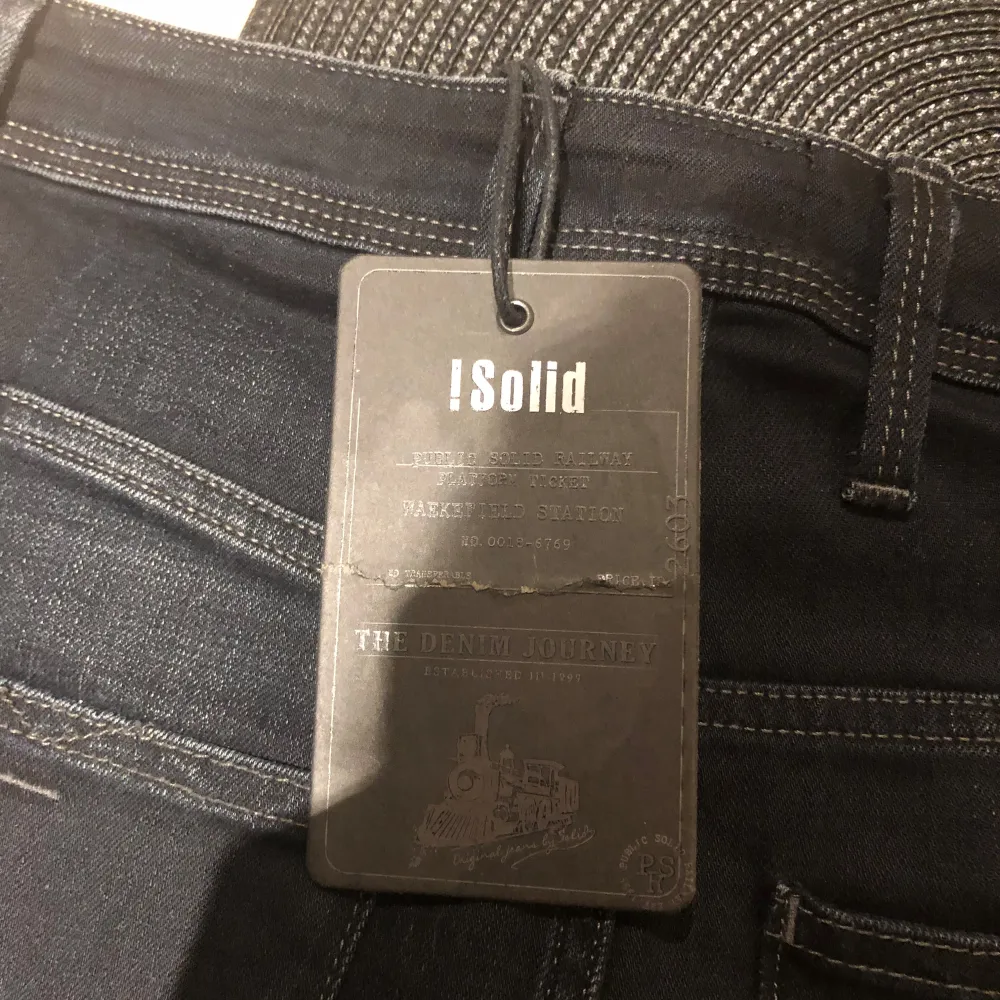 LÄGG GÄRNA BUD!!! Säljer ett par svarta jeans från Solid i nytt skick. De har en klassisk straight passform och är perfekta för både vardag och fest. Jeansen är tillverkade i ett slitstarkt material och har en snygg, mörk tvätt. Perfekta för höst och vinter!. Jeans & Byxor.