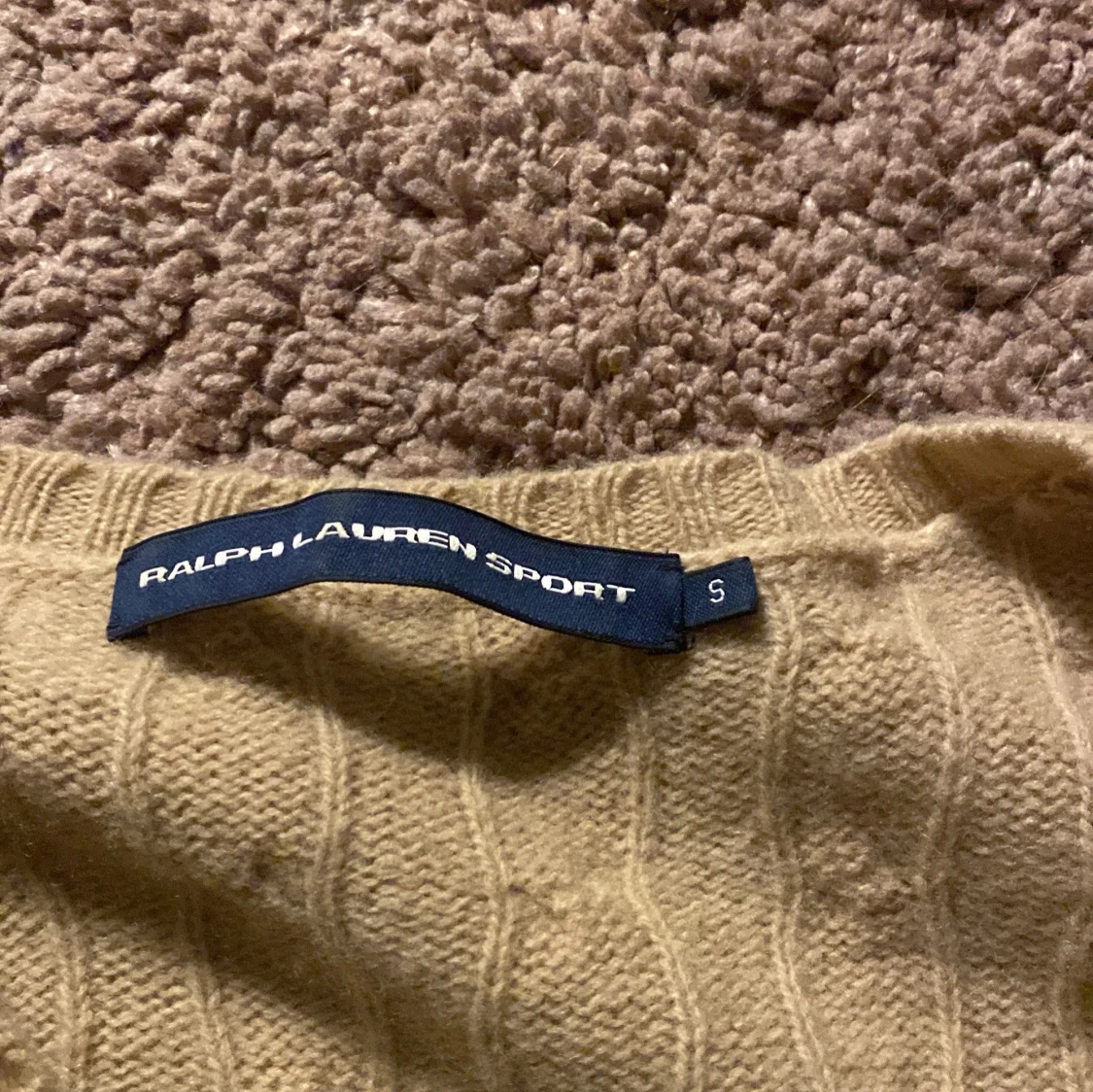 Beige kabelstickad tröja från Ralph Lauren Sport - 90