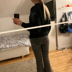 Grå jeansbyxor från Uniq - Säljer ett par snygga grå jeansbyxor från Uniq. De har en bootcut. Byxorna är i mycket bra skick och har en normal passform. Dem har väldigt skönt material. Säljer pågrund av att dem är för korta. Storlek är 152 men det finns ej som alternativ.