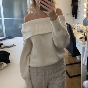 Vit offshoulder tröja - Säljer en superfin vit offshoulder tröja som är perfekt för både vardag och fest. Den är mjuk och bekväm med långa ärmar och en bred krage som kan bäras ned över axlarna. Passar perfekt till höst och vår. Perfekt för att hålla stilen både hemma och ute! 💫 lånade bilder, skriv för egna bilder🩷