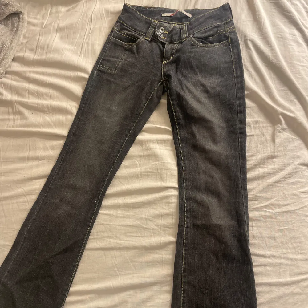 Säljer ett par snygga lågmidjade Flare jeans från only, säljs få dom är för små☺️ är ungefär 167cm och dom passar mig precis vid längd❤️strlk 32/34 men skulle säga att den är mer 32.. Jeans & Byxor.