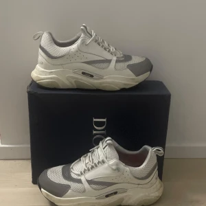 Dior b22 - Tja Säljer dessa pg av att jag inte använder dem sả mycket. Dem är bra kvalite och super sköna. Kan tvättas à enkelt se som nya ut. Skriv om du ar intresserad eller behover flera bilder.