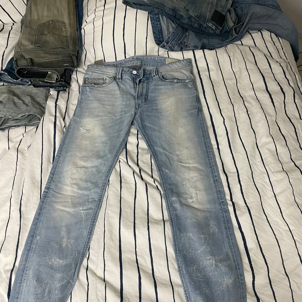 Säljer ett par ljusblå jeans från Diesel i bra skick. De har en snygg slitning och en slim passform som sitter perfekt. . Jeans & Byxor.