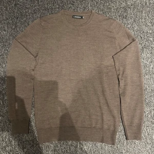 J.lindeberg stickad tröja  - Säljer denna stickade tröja ifrån j.lindeberg i stl S. Materialet är 100% meroin ull. Tröjan är i riktigt bra skick, inga tecken på användning. För att den bara är använd en gång! Nypris är 1500, mitt pris 500! 