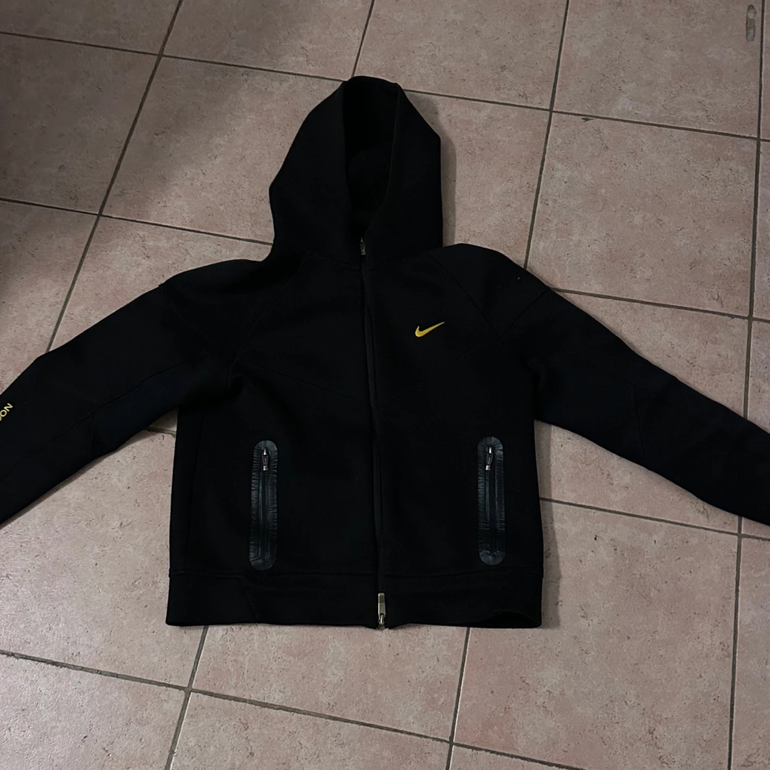 Svart huvtröja från NOCTA