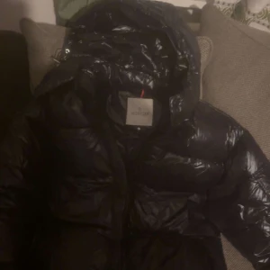 En moncler jacka. Nfc scannen funkar  - Den är i ny skick 