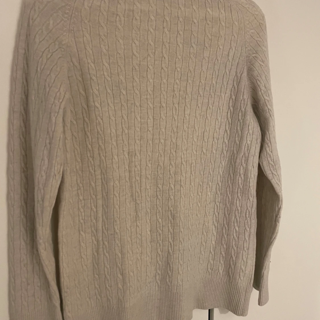 Beige stickad tröja från Peak Performance - 90