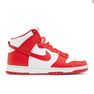 Nike Dunk High i rött och vitt storlek EU 38,5  - Säljer ett par snygga Nike Dunk High sneakers i rött och vitt. Skorna har en klassisk design med röd snörning och Nike-logga. Perfekta för både vardag och fest! De är i bra skick med lite slitage på sulorna. Passar perfekt för dig som vill ha en stilren och sportig look. Nyttpris på miinto 2000kr