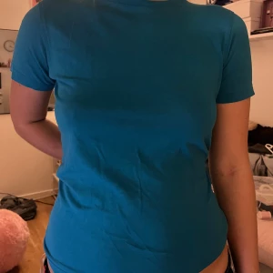 Turkos t-shirt - Perfekt längd på t-shirt. Den sitter lagom tight och är skitsnygg till lågmidjade jeans!