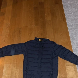 Svart dunjacka från Parajumpers - Säljer en superlätt svart dunjacka från Parajumpers i mycket bra skick. Perfekt till våren och hösten stl