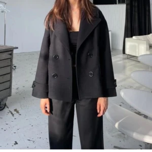 Svart kappa med knappar - Super fin design by si kappa som inte använts mycket och ser som ny ut❤️ 