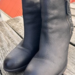 Rockiga stövletter från Mary B!  - Snygga rockiga stövletter med dekorativa nitar och detaljer. Dragkedja på insidan (den på utsidan är endast dekorativ) och klackhöjd 6 cm. Storlek 39. I mycket gott skick och nyputsade och impregnerade och redo för höstrusk 😊