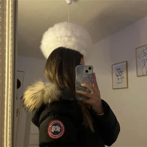 Svart canada goosejacka - svart canadagoose jacka med pälsluva, köpt här på plick men passade ej. stl S. Ett litet hål vid ena fickan men inget man lägger märke till 