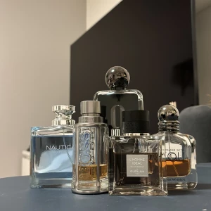 Parfym/Parfymer - Säljer nu dessa parfymer då de jag inte använder de längre. Vill du ha allihop kan du få dem för ett paketpris på 800kr. Annars säljer jag de enskilt också. Då gäller följande priser: Stronger with you-200kr, Hugo boss the scent-50kr, Afnan 9pm-100kr, Nautica Voyage-100kr, Lhomme ideal-350kr. Har du frågor så är det bara att skriva!