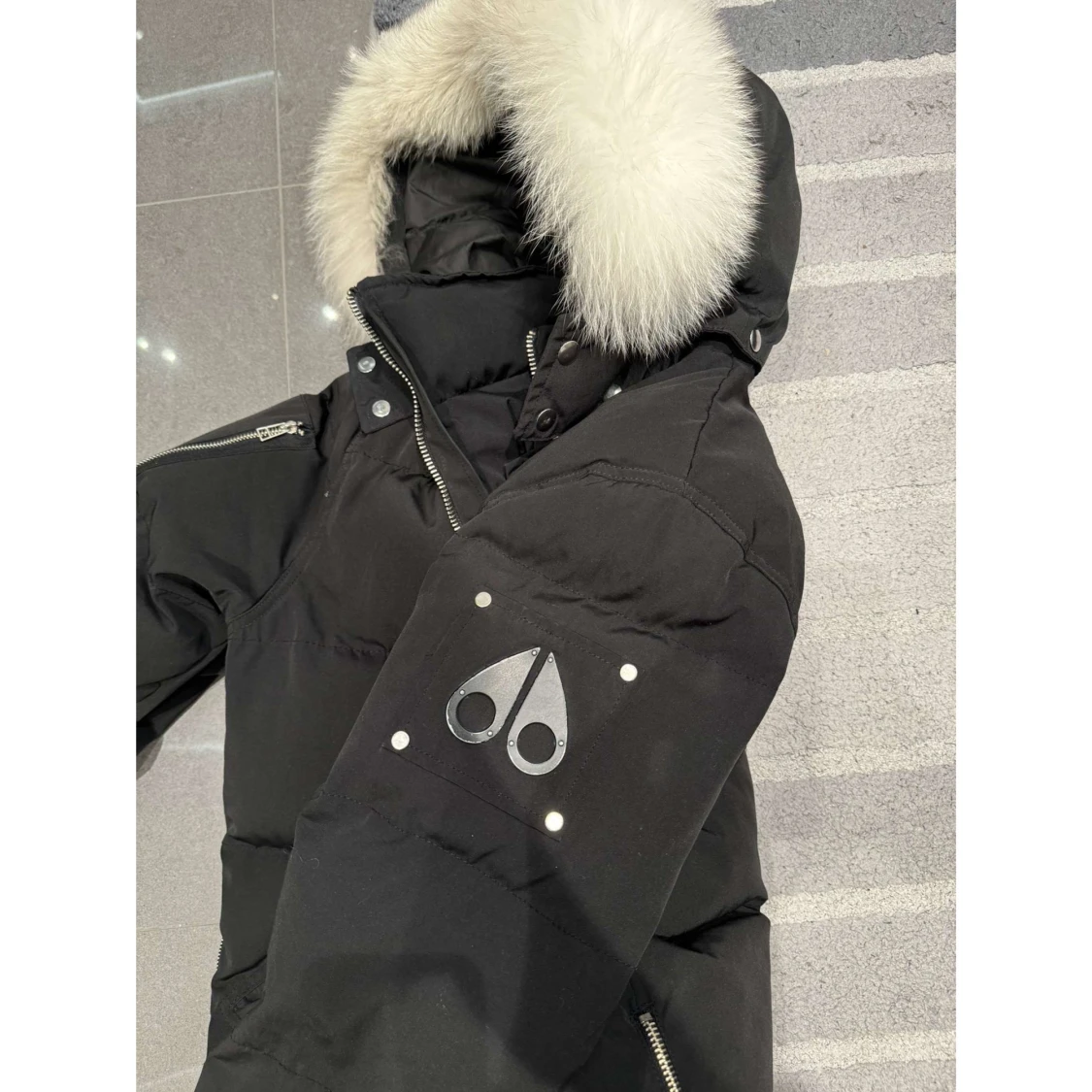 Svart dunjacka från Moose Knuckles