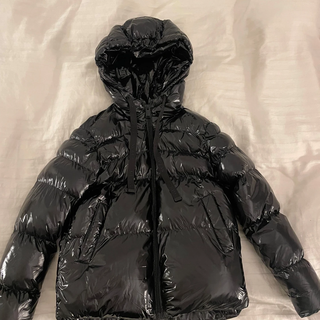 Svart pufferjacka från Guess