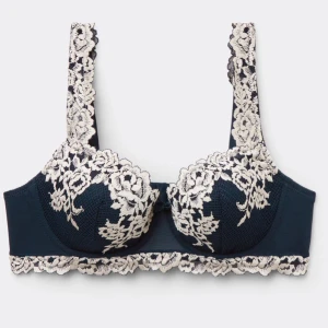 Mörkblå bh med spetsdetaljer - Jättesnygg bh från Intimissimi som ej kommer till användning då den är för stor. Perfekt skick då jag endast använt den när jag fick hem den.