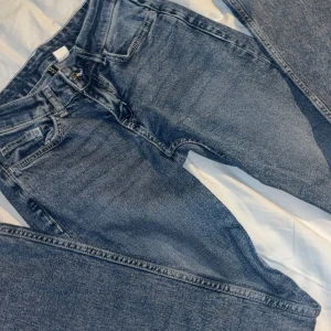 Blå jeans i bra skick - Säljer ett par lågmidjade och slutsålda blåa jeans i bra skick. De är bootcut. Säljer då de inte passar mig i storleken.💕