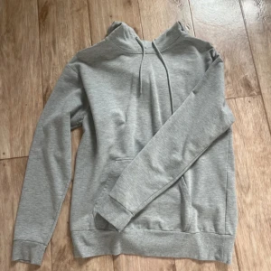 grå hoodie - grå hoodie i storlek s, några små noppror men går säkert att få bort