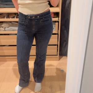 Ett par skitsnygga mörkblåa Filippa K jeans som tyvärr inte kommer till använding💕Passar bra i längden för mig som är 167 med långa ben. Passar jätte bra nu när det blir lite mörkare. Kan se liten defekt på bild 5💕💕🥰Skriv för frågor eller fler bilder