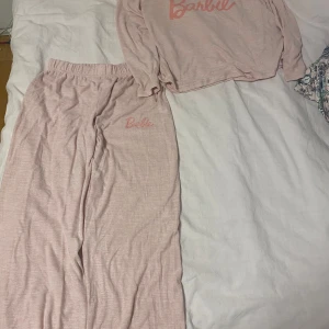 Stickade pyjamas, Barbie  - Mysig barbie pyjamas-set, perfekt till vintern då den är små tjock.  Materialet är inte stickigt utan är väldigt lent 🫶🏼 Köpt från affären ”Lefties” i Barcelona för nån månad sen. Vill ej ha den då jag shoppade för mycket i Barcelona o köpte dessa när jag inte behövde de. Dena är väldigt stretchiga är i storlek M men kan gå till L.