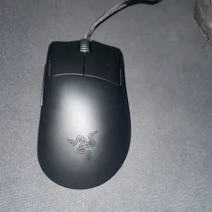 Säljer en helt ny Razer DeathAdder V3, känd för sin ultralätta design (59 g), otroliga precision med Focus Pro 30K-sensor och ergonomi skapad för gaming i toppklass. Hållbara brytare för upp till 90M klick och perfekt för FPS och tävlingsspel.  Pris: Ange pris. Finns i [stad/område] eller kan skickas (köparen står för frakten).  Snabb affär prioriteras!