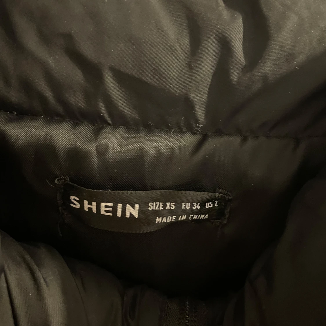 Svart croppad pufferjacka från Shein - 92