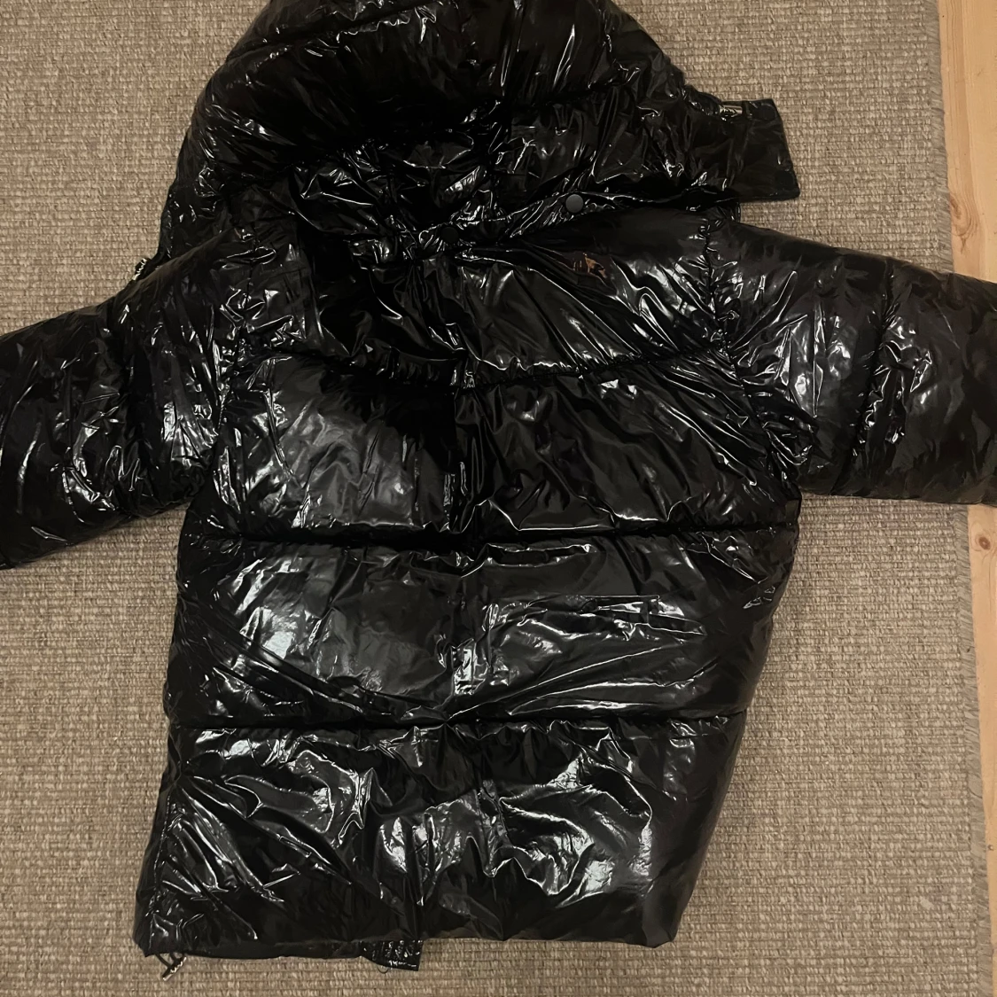 Svart glansig pufferjacka - 92