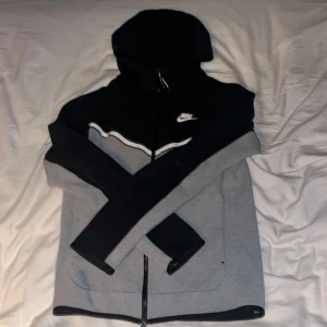 Nike tech fleece - Säljer en snygg grå svart nike tech fleece
