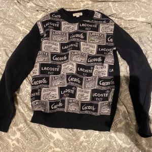Mönstrad tröja från Lacoste - Säljer en snygg och unik tröja från Lacoste i storlek S men den passar även XS. Tröjan är långärmad och perfekt för höst och vinter med ett väldigt skönt material. Den är i mycket bra skick. Nypris 1600kr! 🐊🔥(Säljer på grund av att den blivit för liten)
