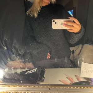  stickad tröja - Super mysig svart stickad tröja från Gina. Använd fåtal gånger 