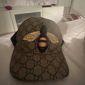 Gucci keps BARA BYTA - Snygg gucci keps den säljs inte längre men den har ingen lapp för drog av den men vill byta mot en annan Gucci keps(ÄKTA) helst i Södertälje men det går i Stockholm 