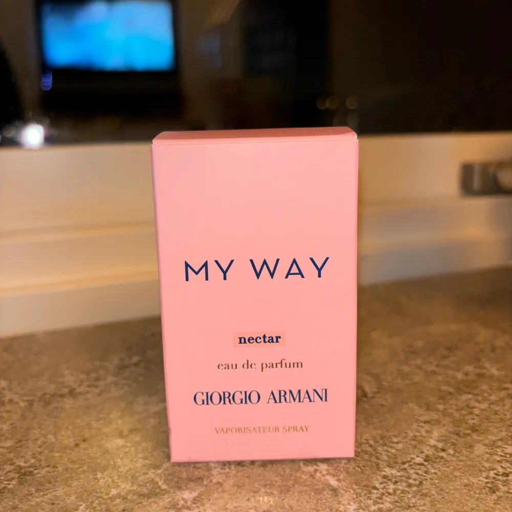 Säljer en elegant och lyxig parfym, My Way Nectar från Giorgio Armani. Flaskan är stilren med en rosa ton och en unik, rundad kork. Perfekt för den som älskar en söt och blommig doft. Kommer i en fin rosa förpackning. Perfekt present eller för att unna sig själv något extra! 🌸. Parfym.