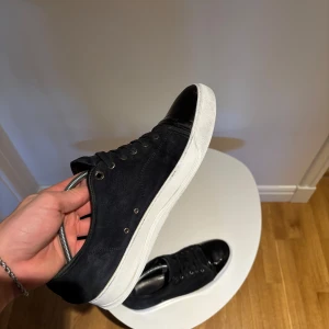 Lanvin Cap Toe - Tja, säljer mina lanvin Cap toe! Skorna är i storlek 44 eller uk10. Dem ger ett bra helhetsintryck men har lite defekter(kan skicka mer bilder) 