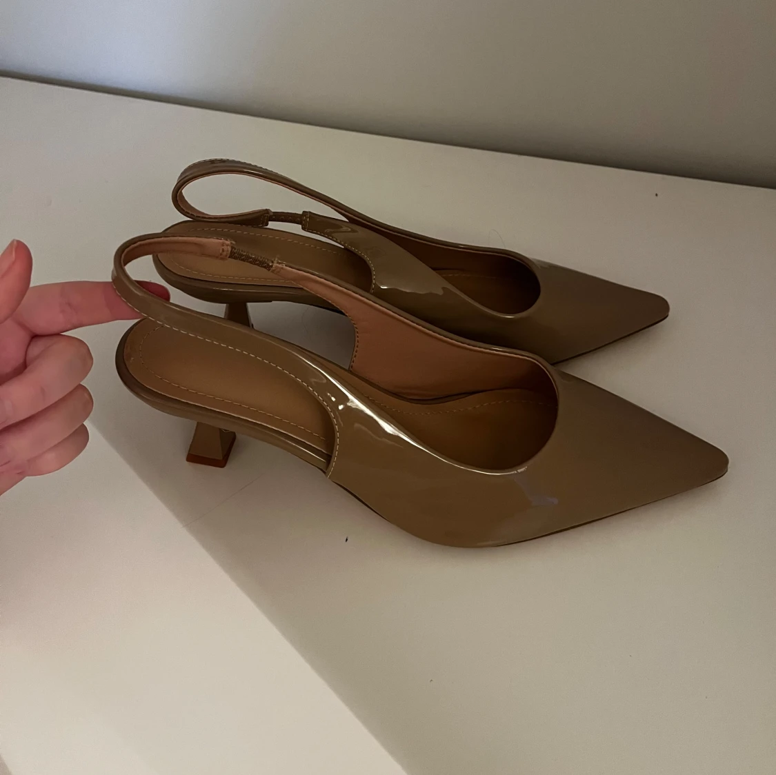 Beige pumps med spetsig tå - 91