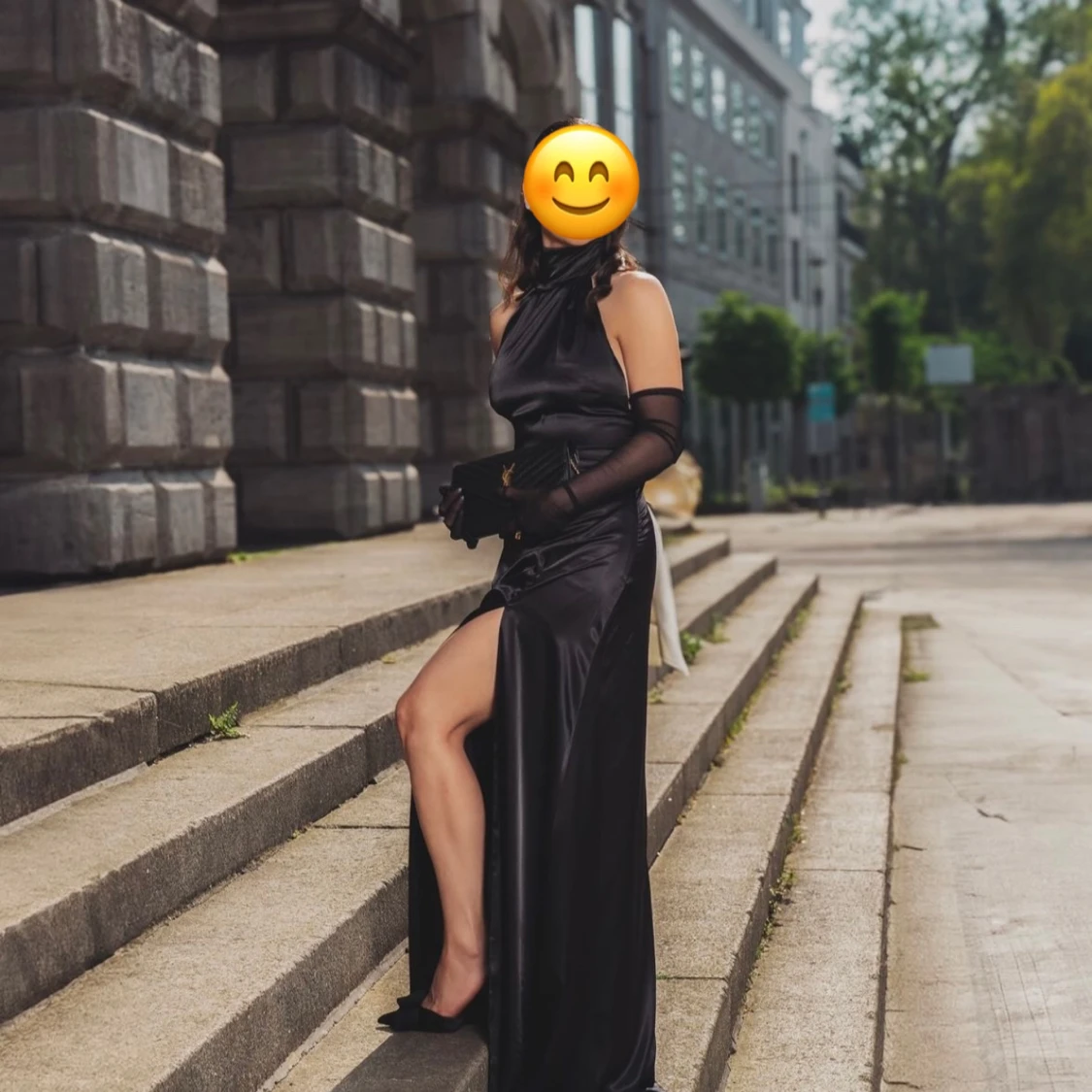 Svart långklänning med vit rosett - 90