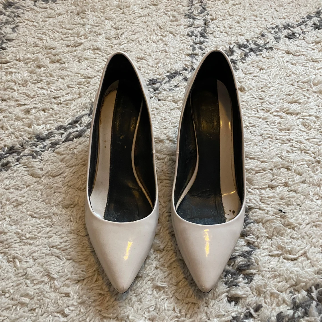 Vita klackar med spetsig tå - 90