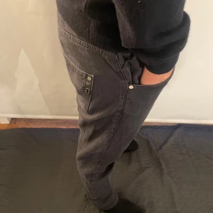 Dondup jeans - Säljer ett par grå dondup jeans||Nypris:ca 3500||Mitt pris:699||W34 men passar W32-33||Modellen är 185cm||Hör av er vid frågor!🔥