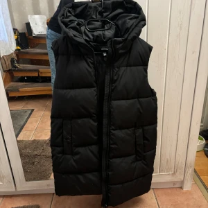 Väst  - Säljer nu min helt oanvända väst från Vero Moda. Den är köpt för 549kr