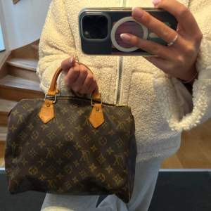 Intressekoll på min Louis Vuitton speedy väska i storlek 30, köpt på en vintage butik i Paris, valois vintage som man kan se på dustbagen. Köpt för 7000 kr, en liten defekt som inte märks av på dragkedjan som man kan se på sista bilden. Har kvitto!